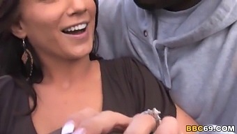 Carina Roman และ Black Man เผชิญหน้ากันอย่างเร่าร้อน