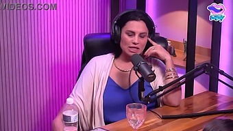De Vagina Van Een Bezoeker Werd Oraal Gestimuleerd