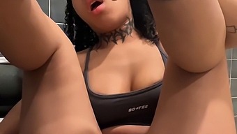 สาวผิวดําตูดใหญ่ทําตัวซนในห้องน้ํายิม
